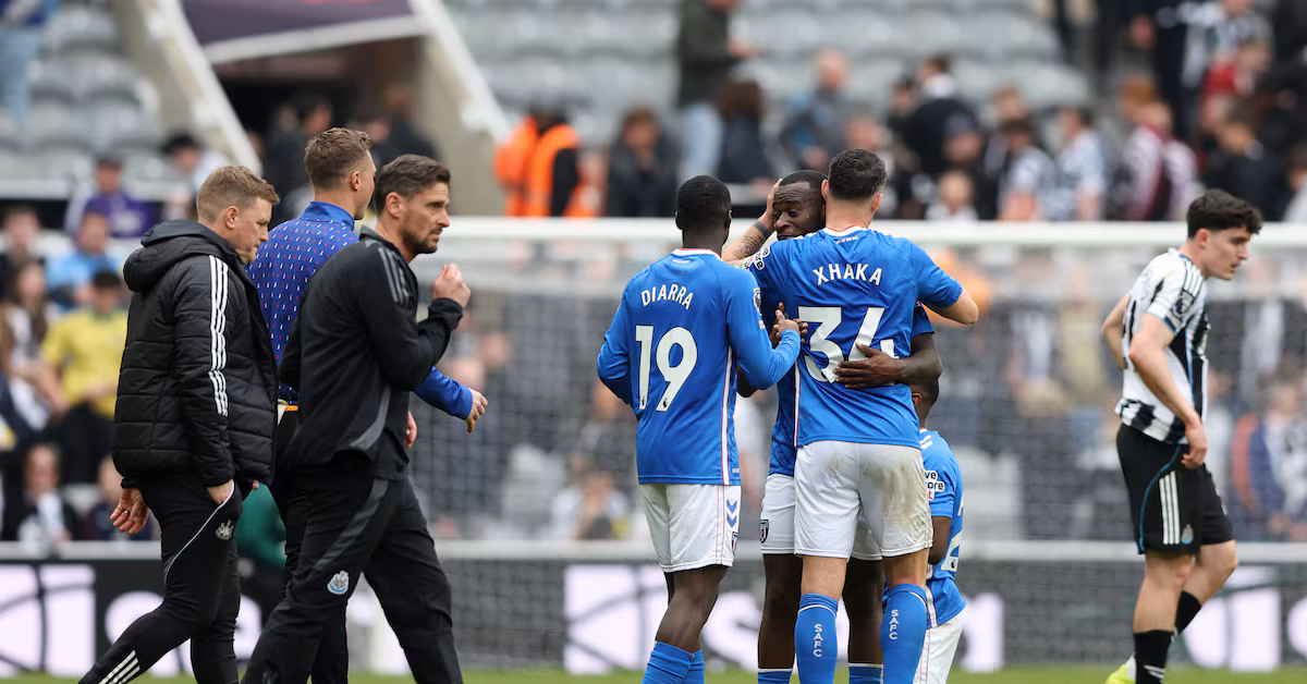 Newcastle CEO offers cautious backing to Howe after damaging defeats